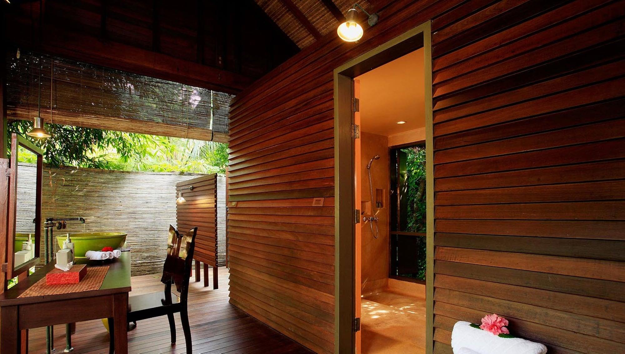 Zeavola Resort Phi Phi Don Esterno foto Bathroom at the Banyan Tree Spa