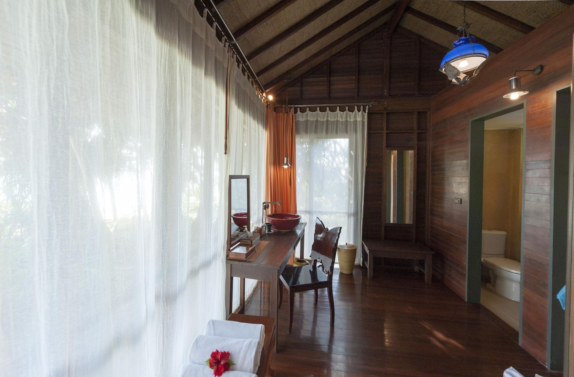 Zeavola Resort Phi Phi Don Esterno foto Interior of a bungalow