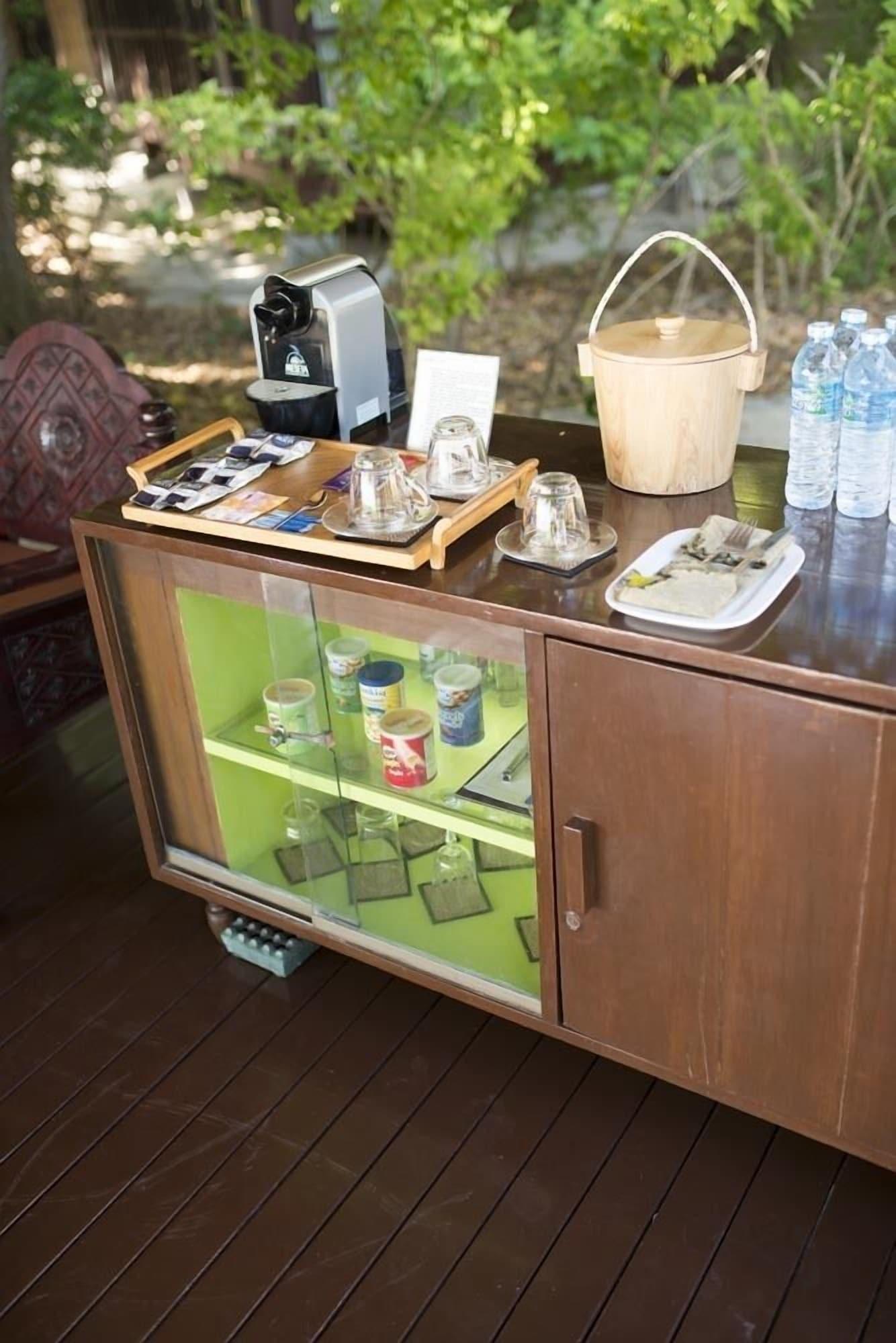 Zeavola Resort Phi Phi Don Esterno foto A tea trolley
