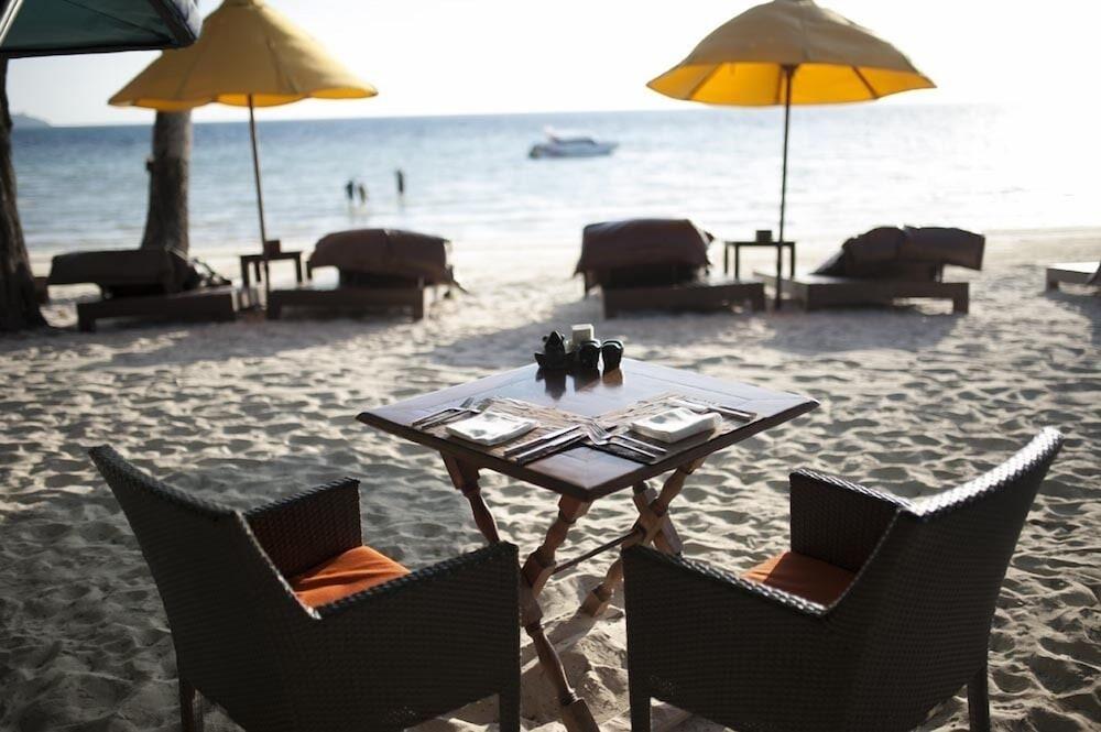 Zeavola Resort Phi Phi Don Esterno foto Beachfront dining at the resort