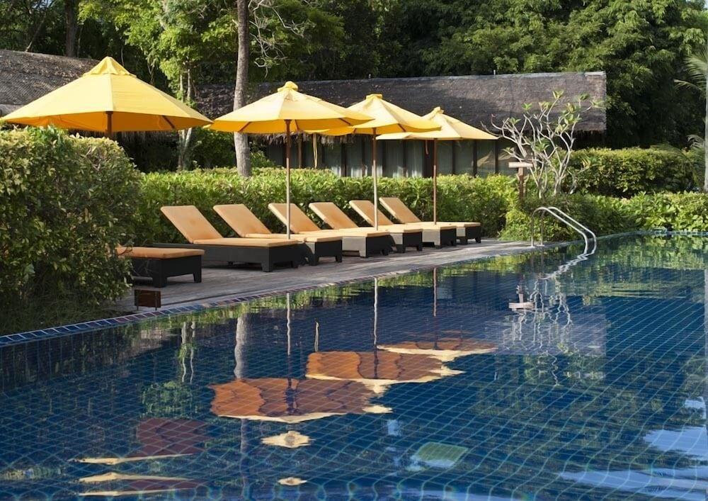 Zeavola Resort Phi Phi Don Esterno foto The swimming pool at The Village