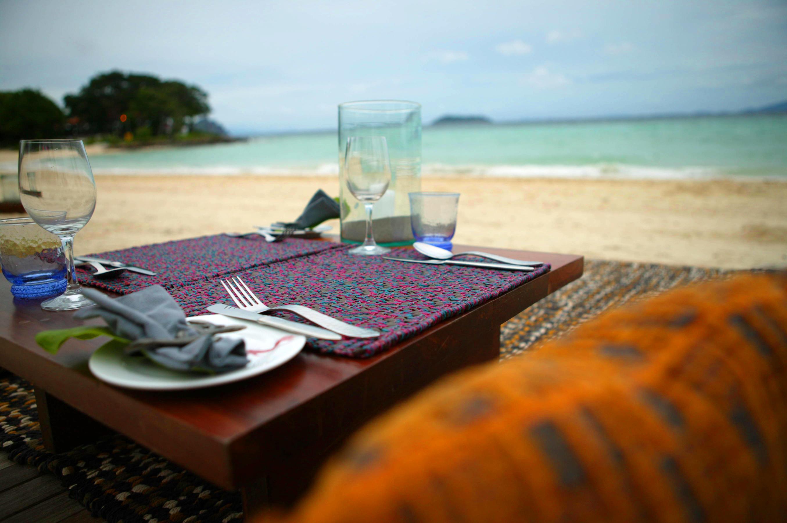 Zeavola Resort Phi Phi Don Esterno foto Beachfront dining at the resort