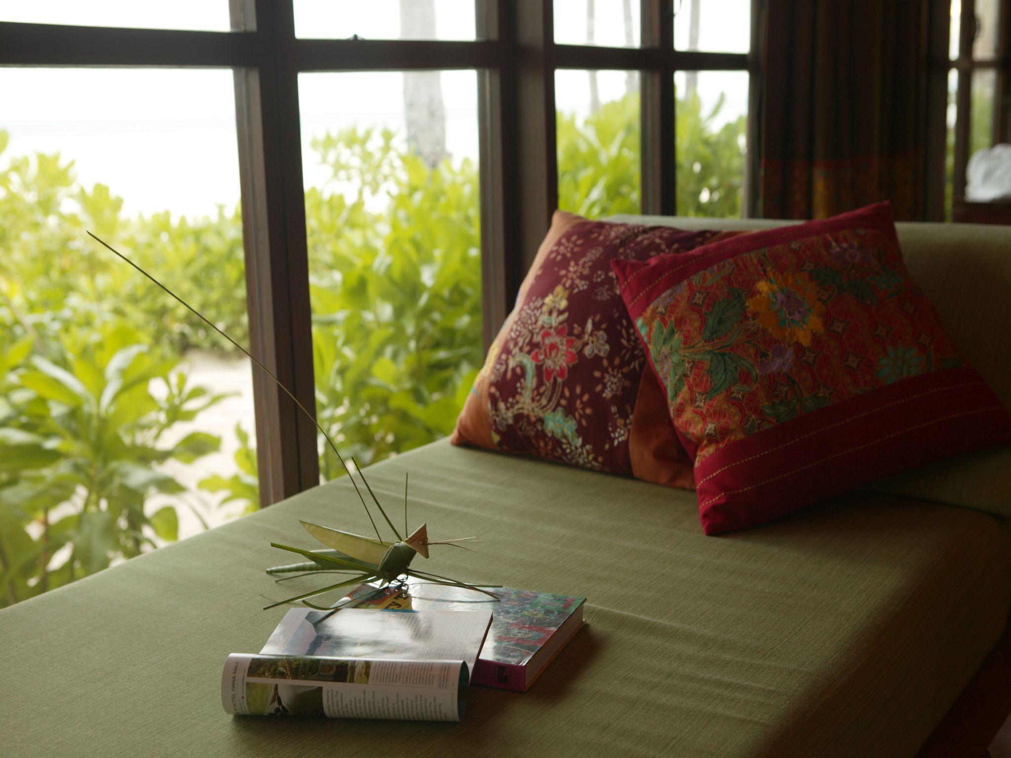 Zeavola Resort Phi Phi Don Camera foto A grasshopper on a book