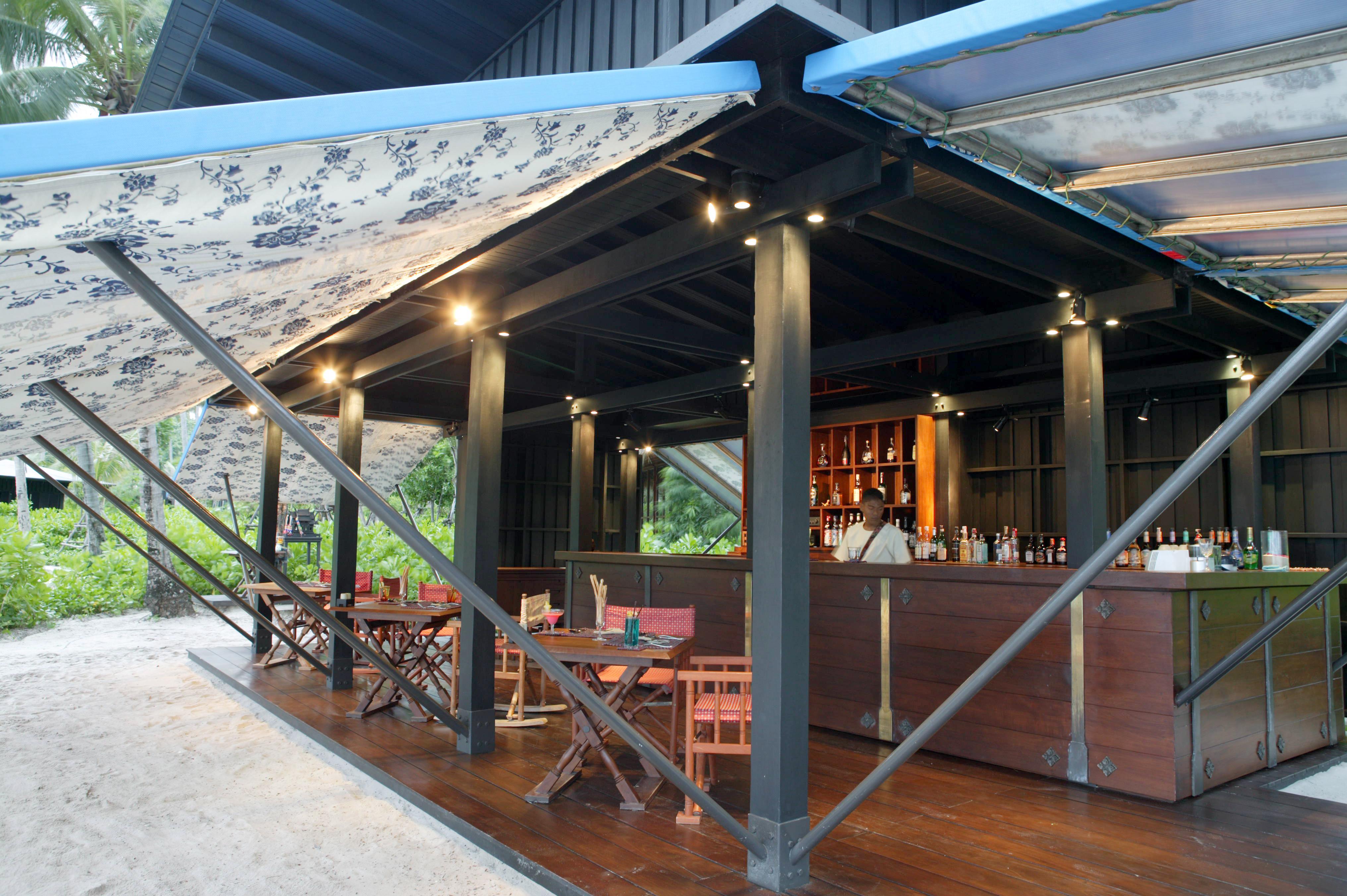 Zeavola Resort Phi Phi Don Esterno foto The bar at the beach club