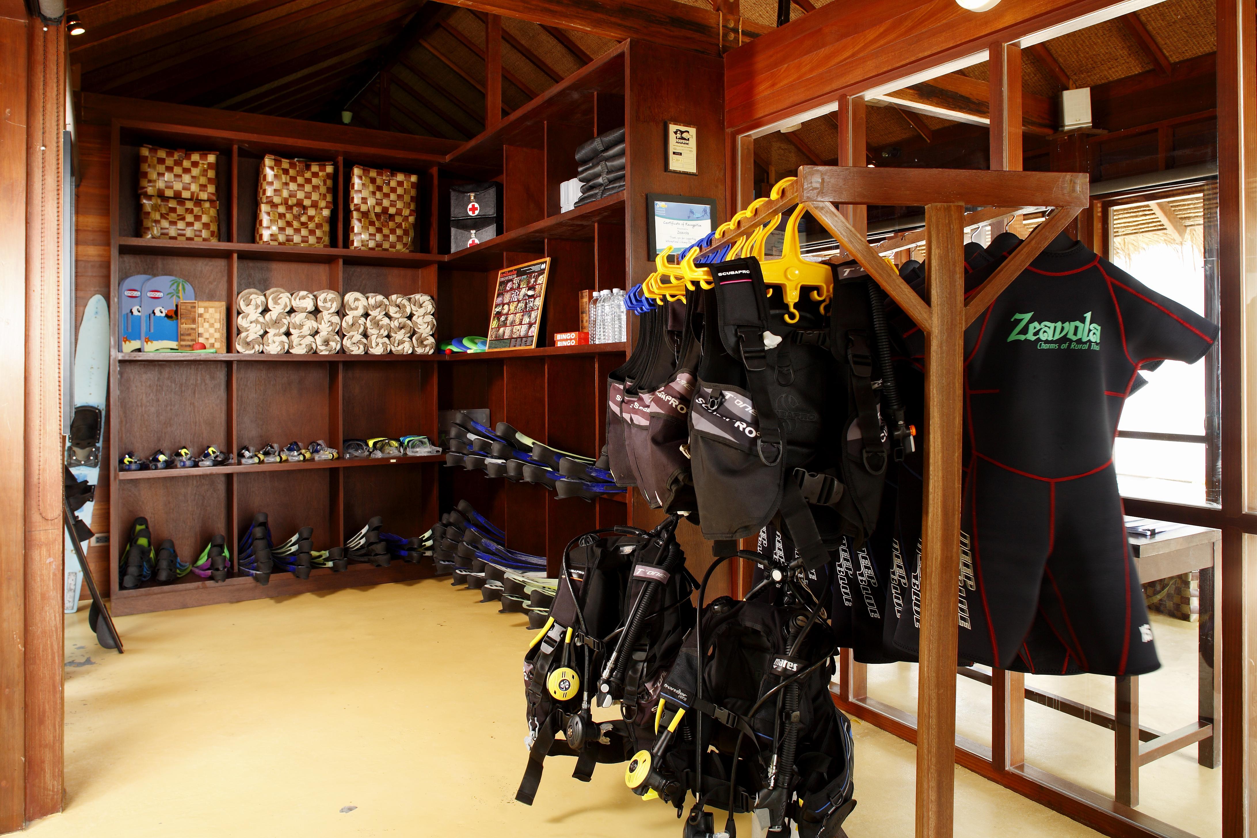 Zeavola Resort Phi Phi Don Esterno foto Scuba diving equipment