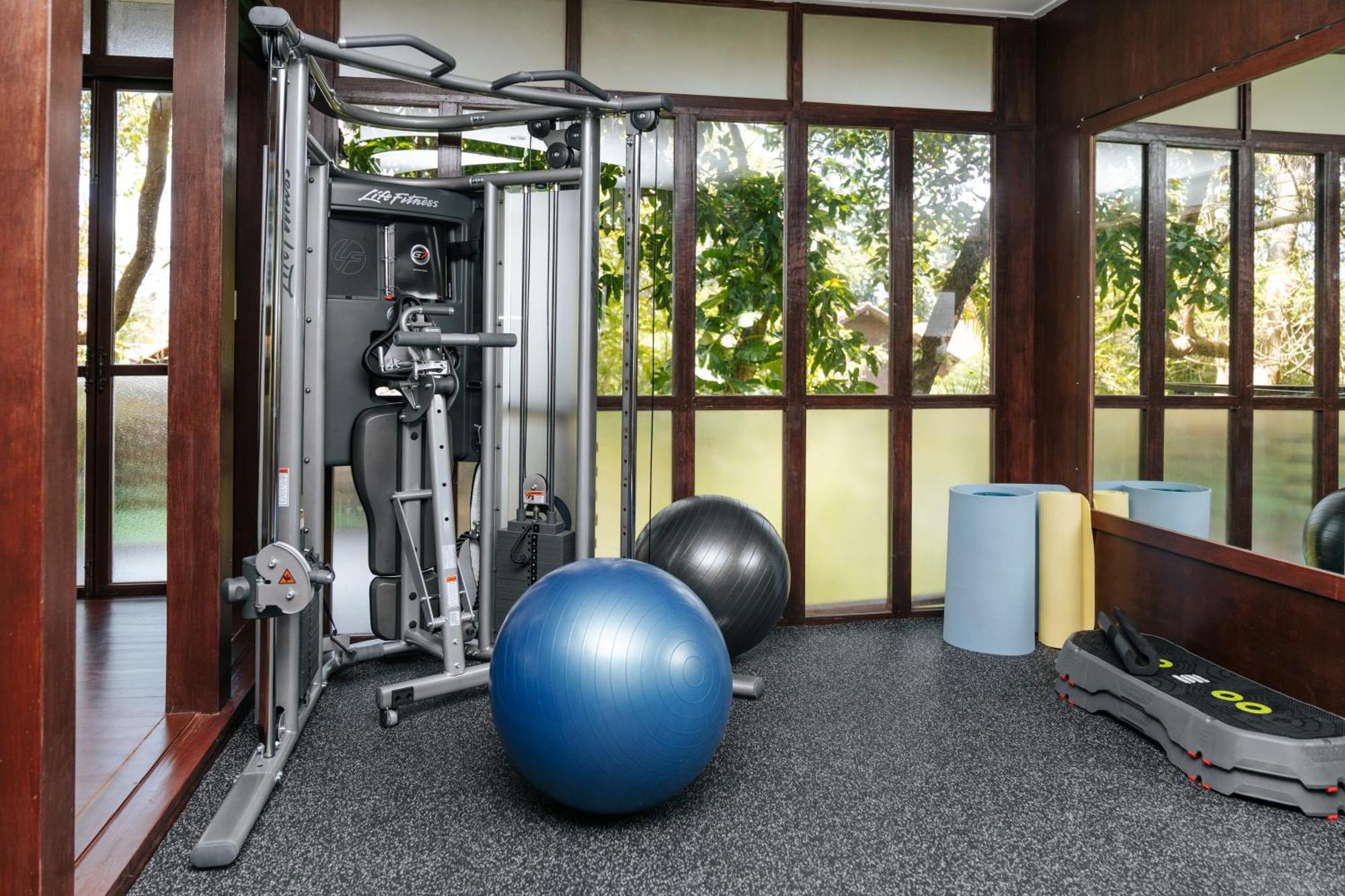 Zeavola Resort Phi Phi Don Esterno foto A typical gym